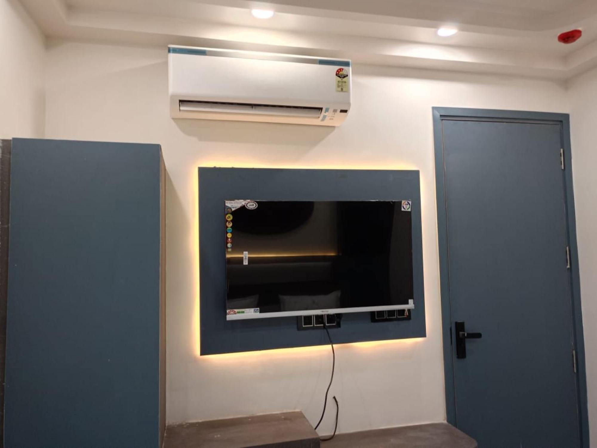 The C G Just A Minute Away From Railway Station And Connaught Place New Delhi