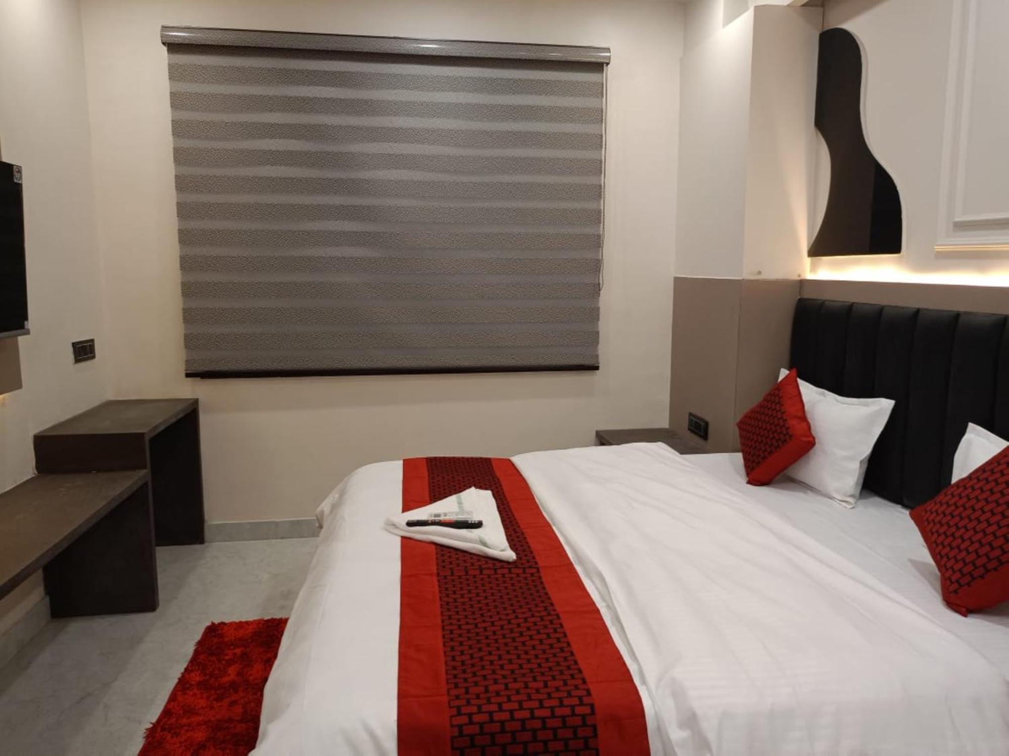 Hotel The C G Just A Minute Away From Railway Station And Connaught Place 3*