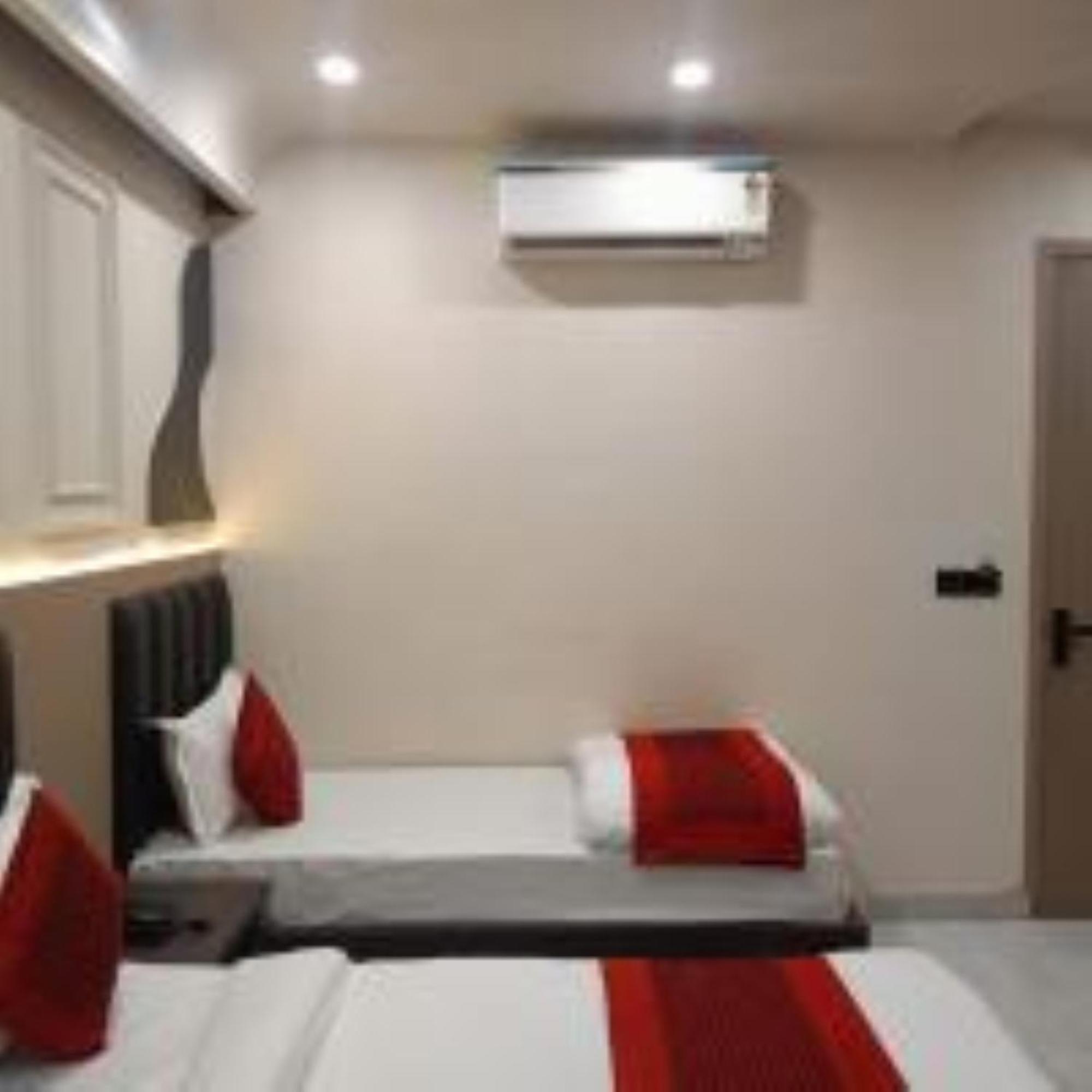 The C G Just A Minute Away From Railway Station And Connaught Place 3*