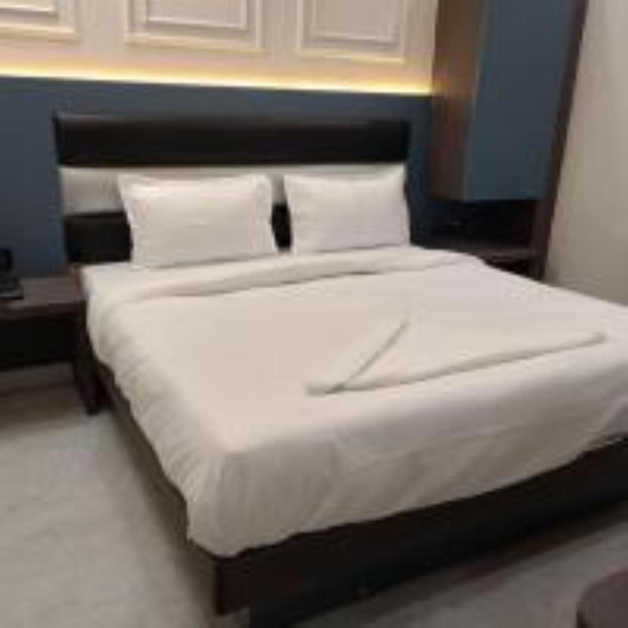 The C G Just A Minute Away From Railway Station And Connaught Place Hotel