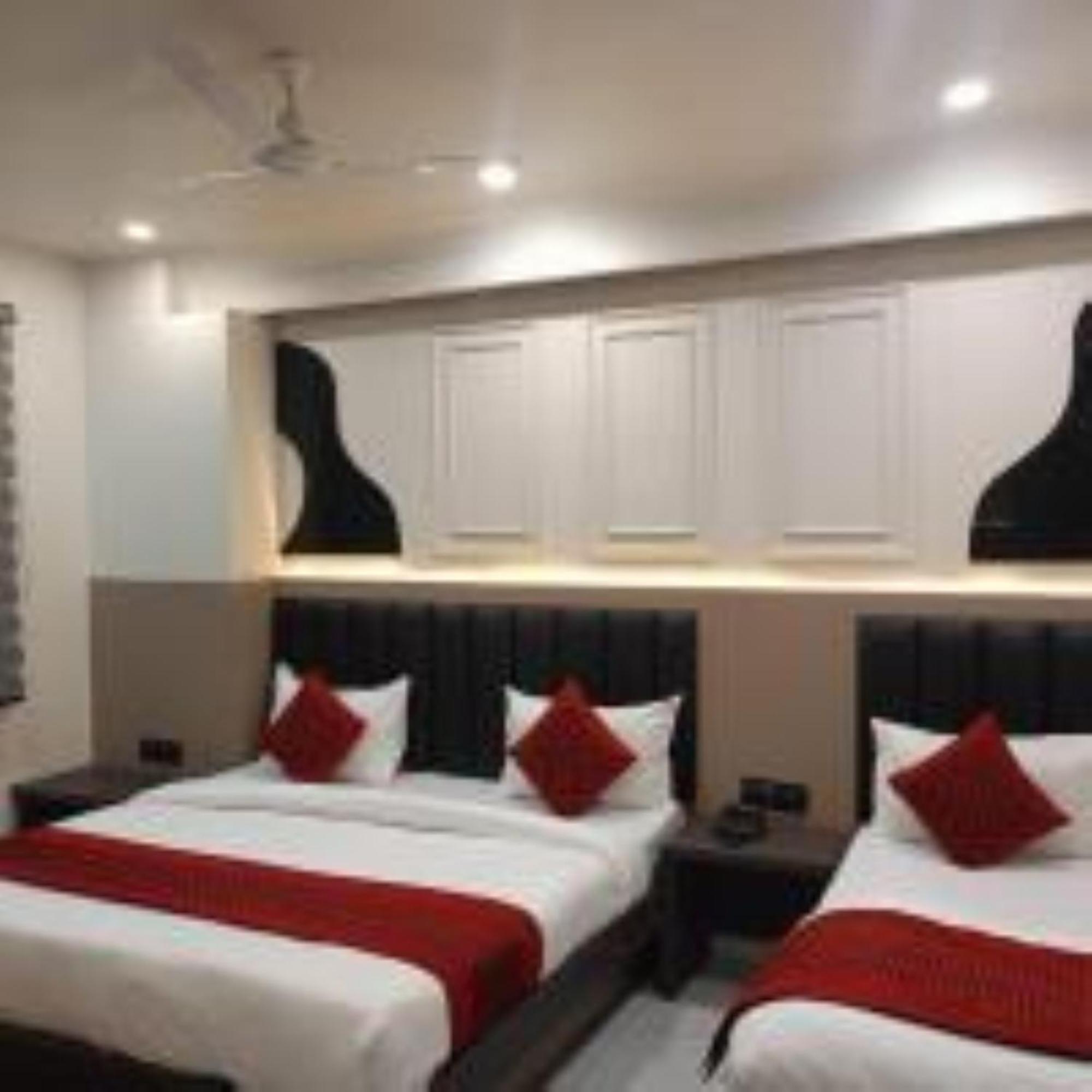 Hotel The C G Just A Minute Away From Railway Station And Connaught Place 3*