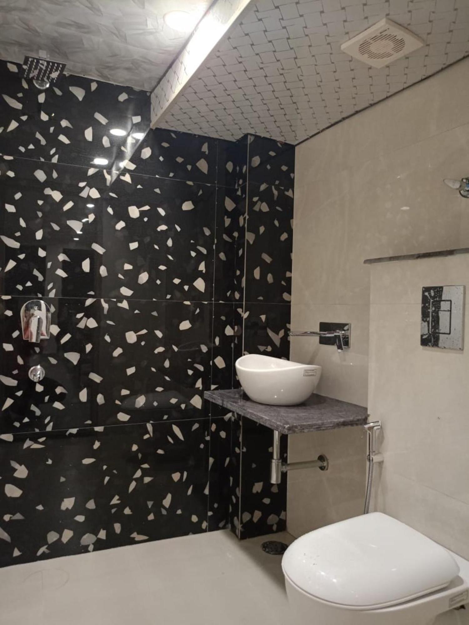 The C G Just A Minute Away From Railway Station And Connaught Place 3*