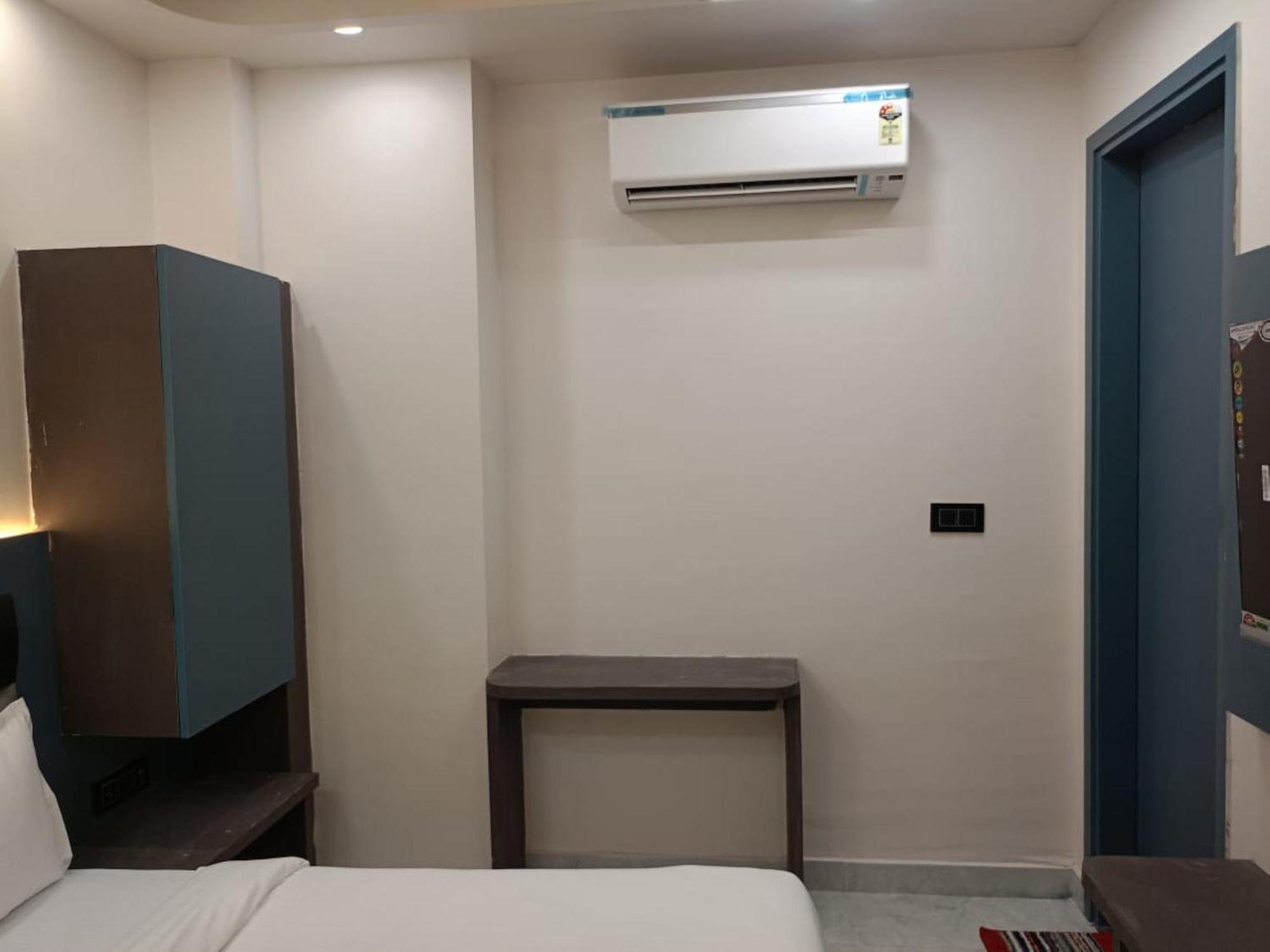 The C G Just A Minute Away From Railway Station And Connaught Place