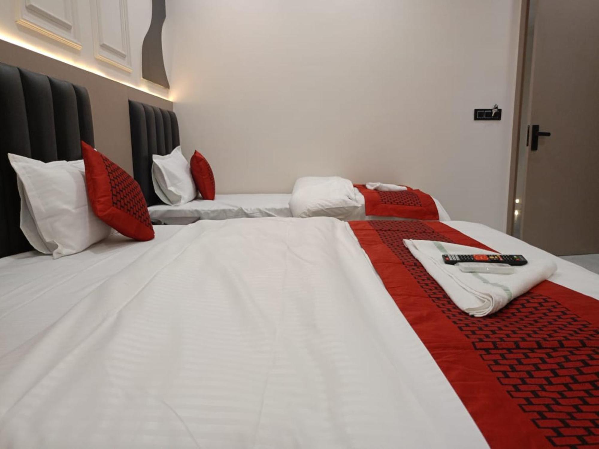 The C G Just A Minute Away From Railway Station And Connaught Place
