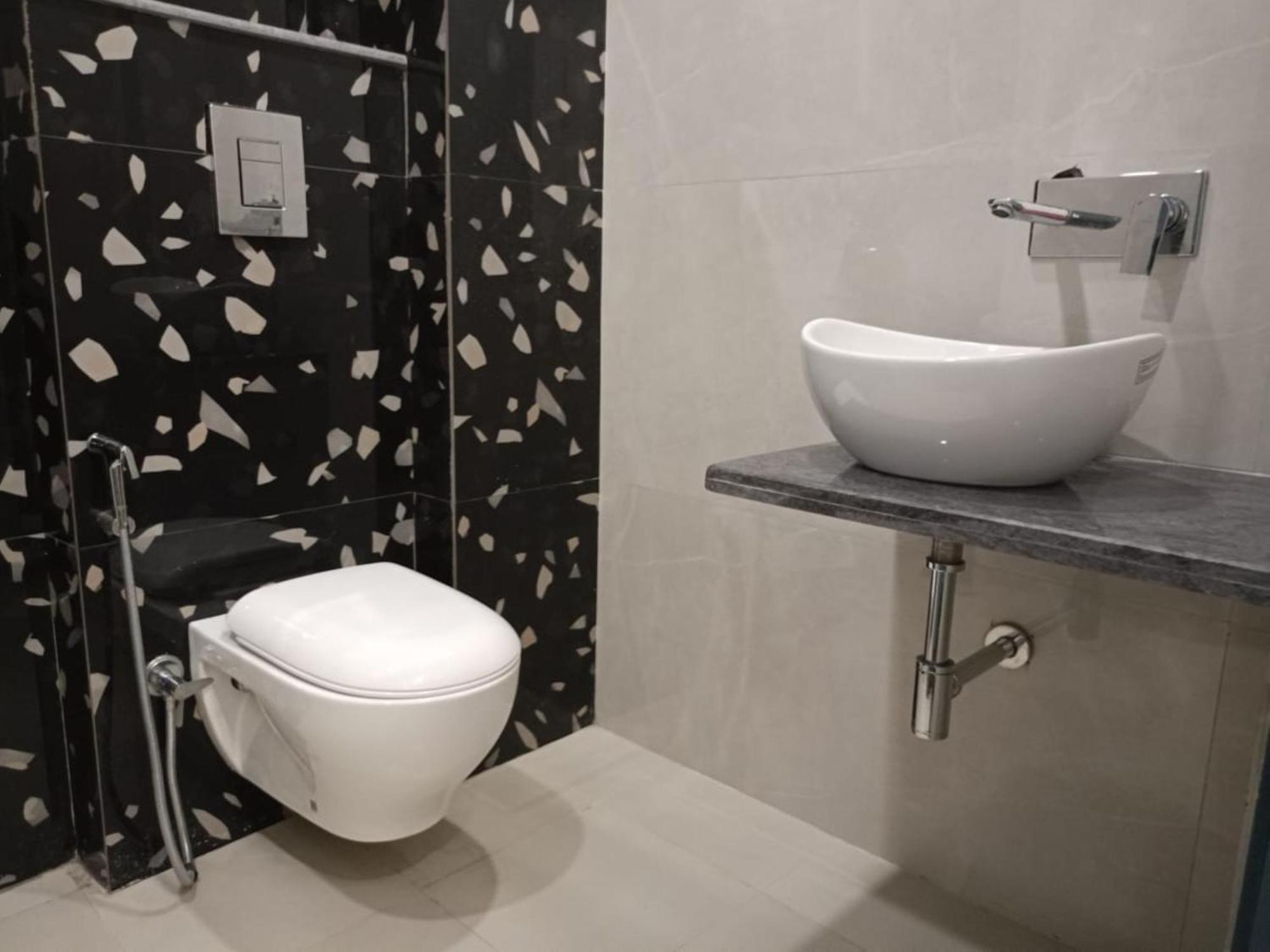 The C G Just A Minute Away From Railway Station And Connaught Place 3*