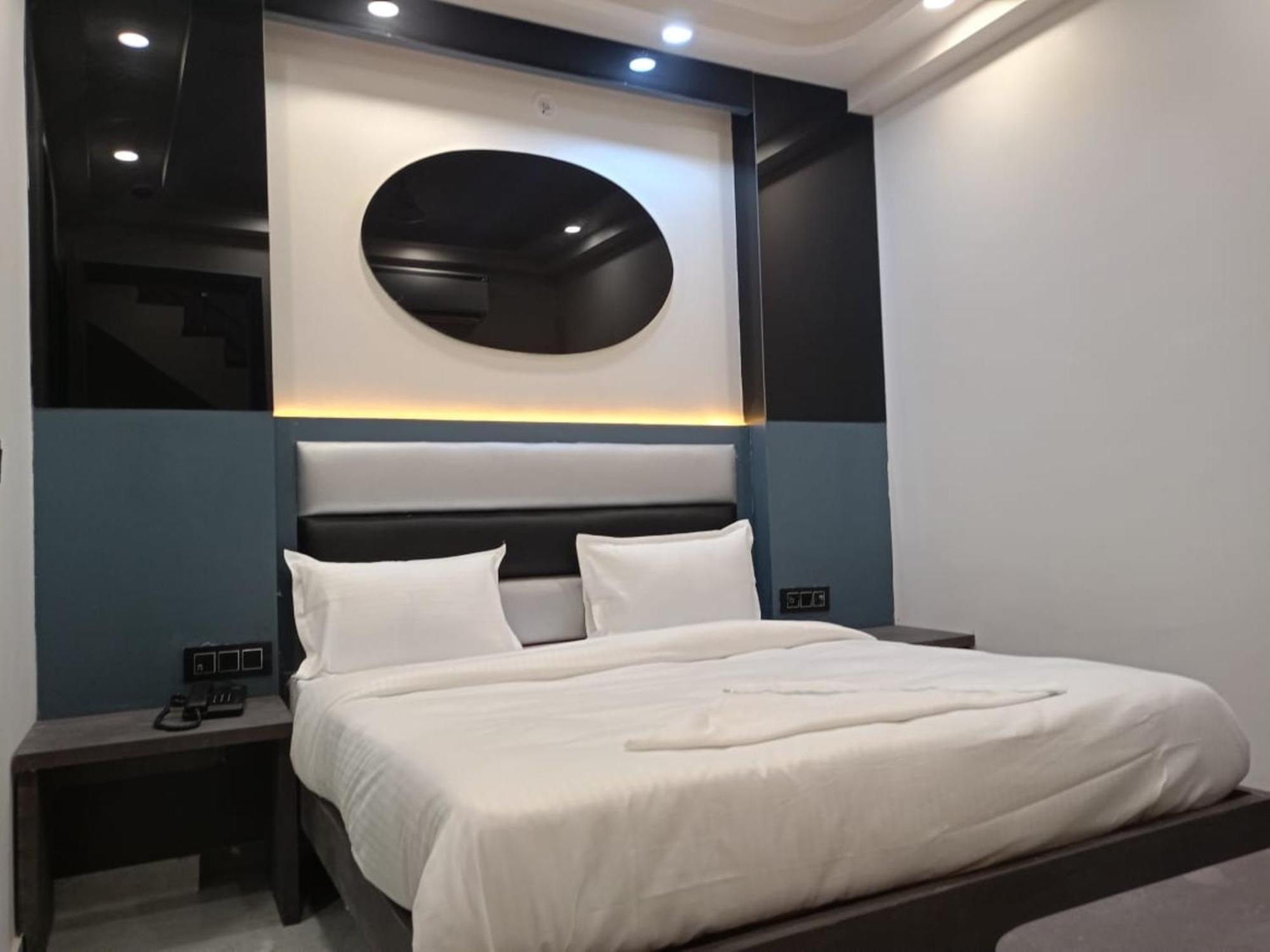 The C G Just A Minute Away From Railway Station And Connaught Place