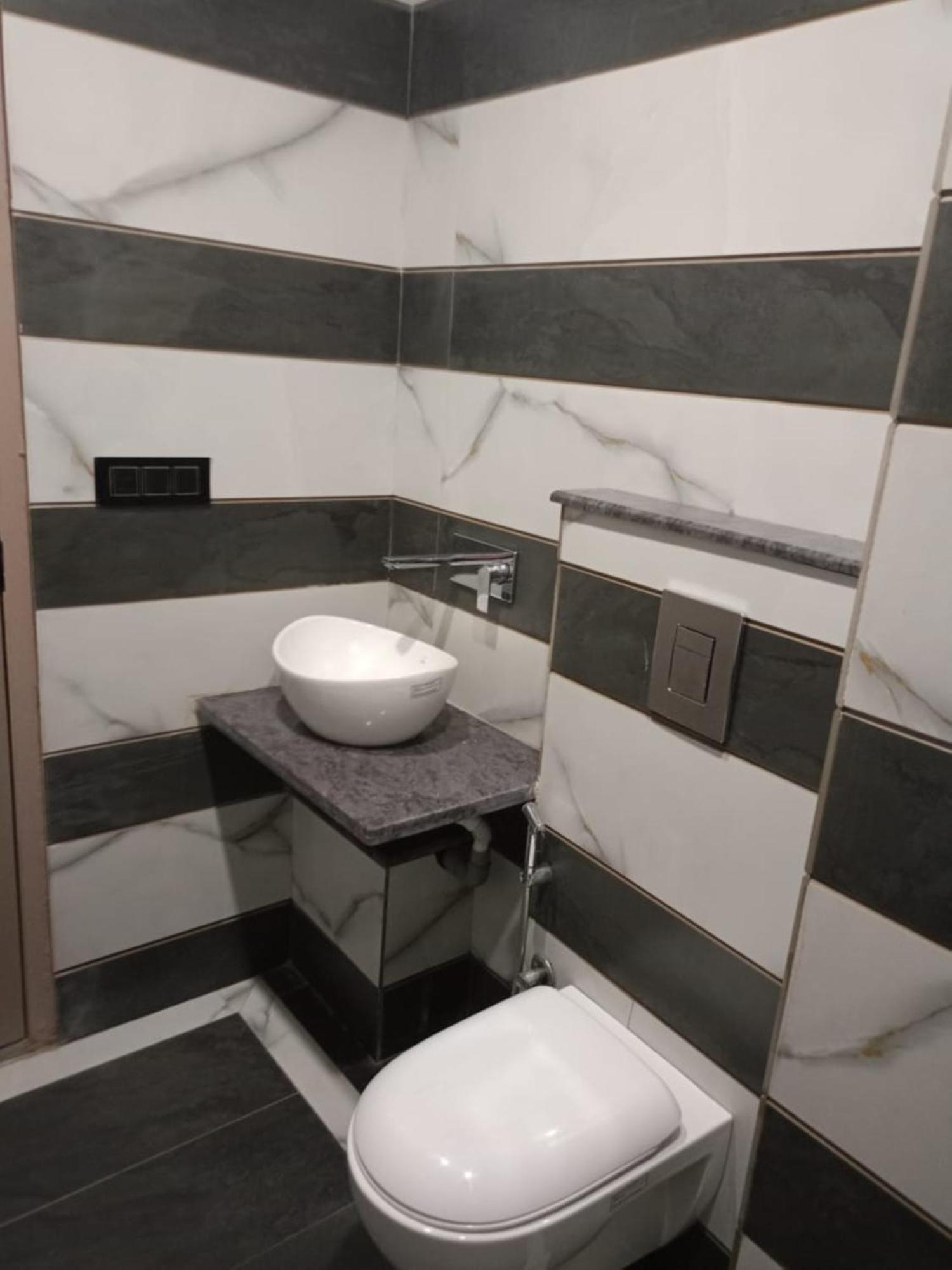 The C G Just A Minute Away From Railway Station And Connaught Place Hotel