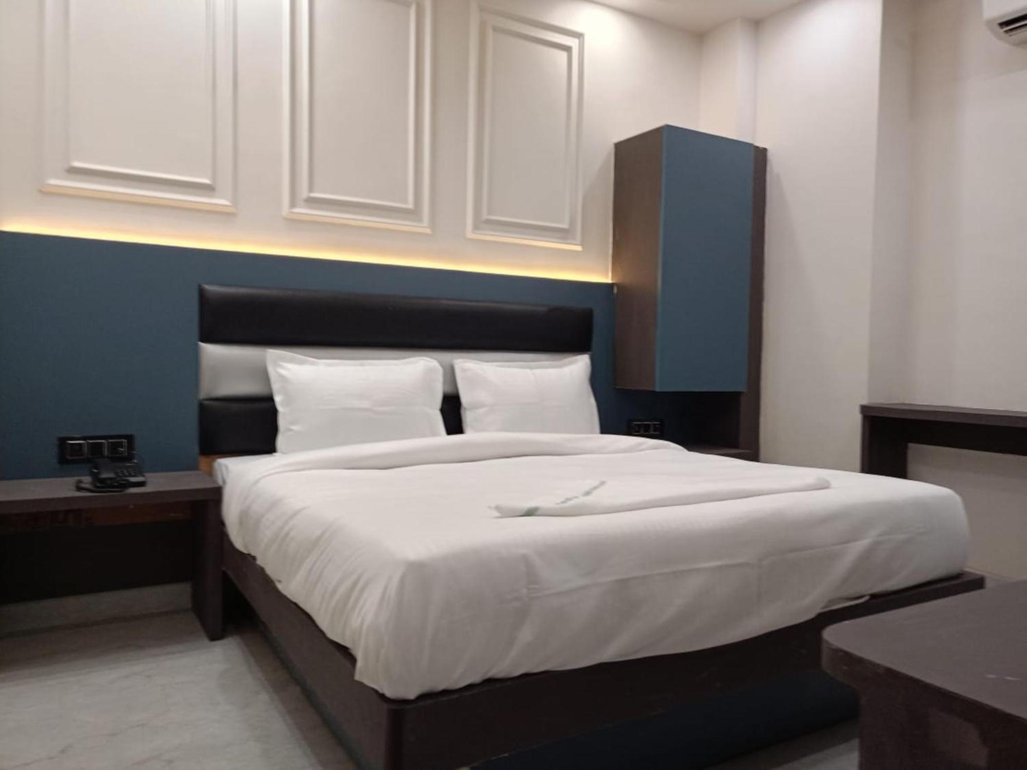 The C G Just A Minute Away From Railway Station And Connaught Place Hotel 3*