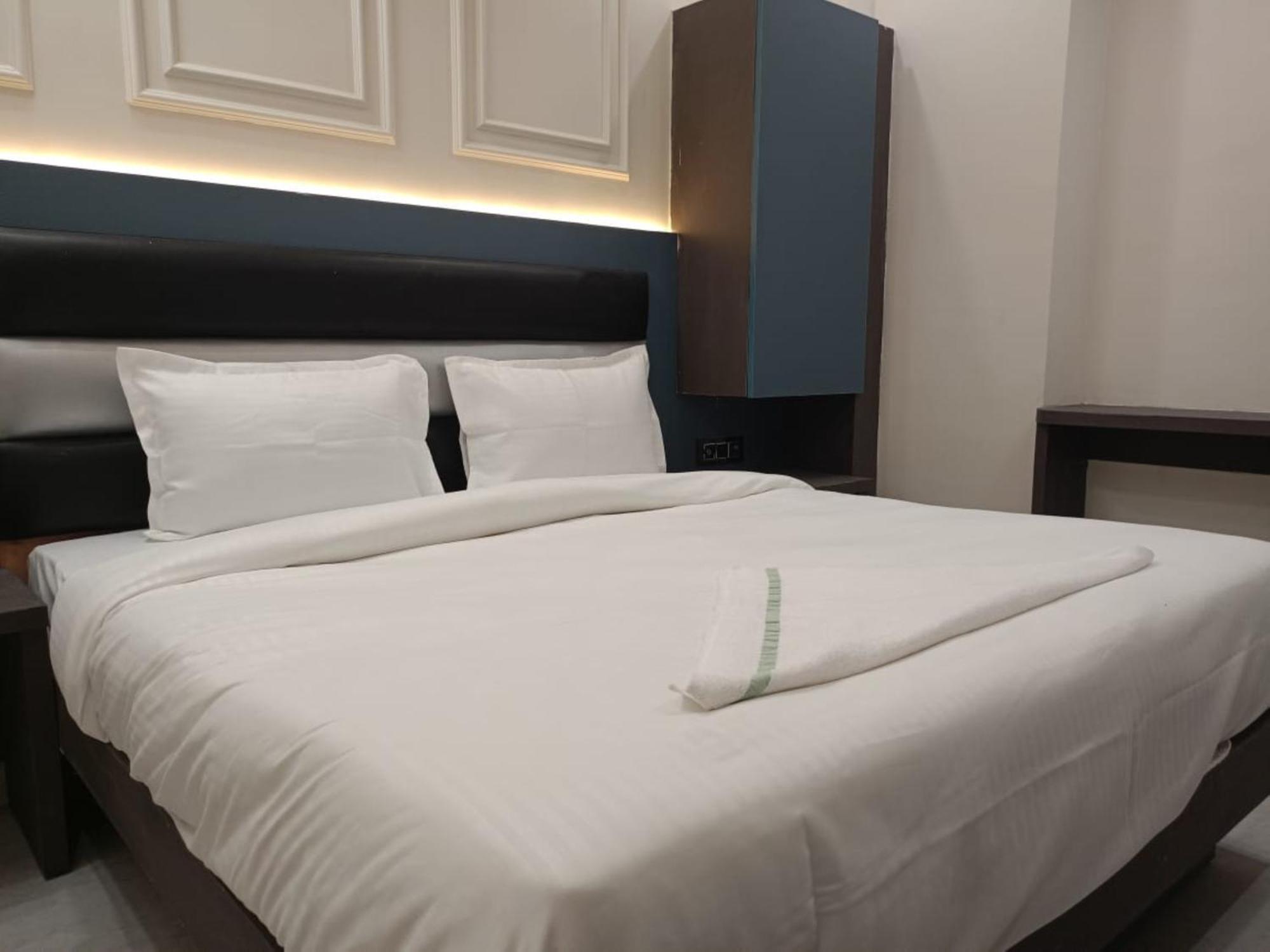 The C G Just A Minute Away From Railway Station And Connaught Place 3*