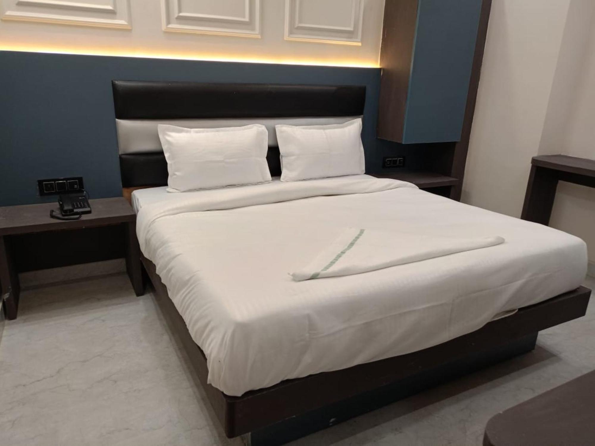 The C G Just A Minute Away From Railway Station And Connaught Place New Delhi