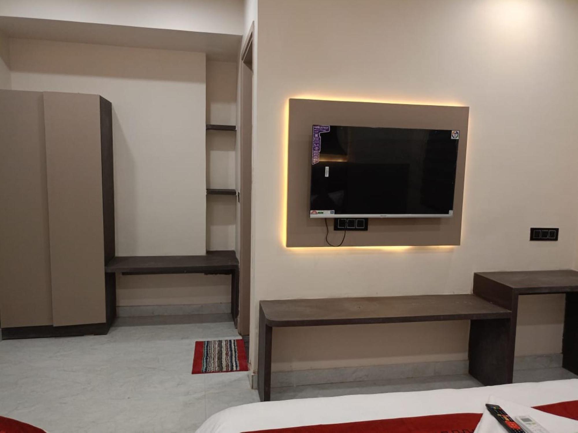 The C G Just A Minute Away From Railway Station And Connaught Place 3*