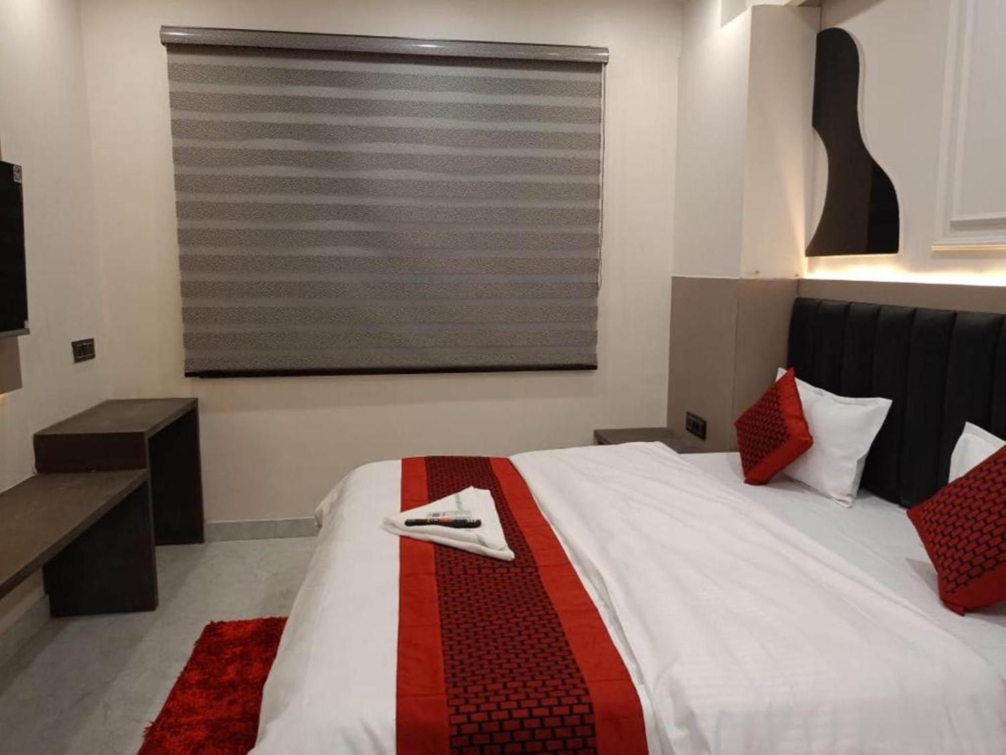 Hotel The C G Just A Minute Away From Railway Station And Connaught Place 3*